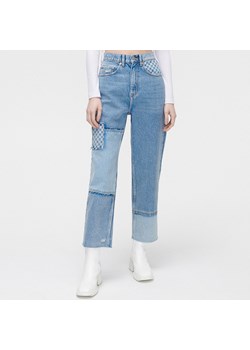 Cropp - Patchworkowe jeansy straight - niebieski ze sklepu Cropp w kategorii Jeansy damskie - zdjęcie 148983755