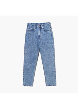 Cropp - Niebieskie jeansy mom z efektem sprania - Niebieski ze sklepu Cropp w kategorii Jeansy damskie - zdjęcie 148984327