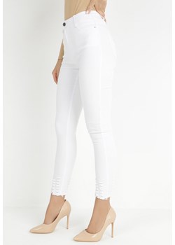 Białe Jeansy Skinny z Postrzępioną Nogawką Chiteli ze sklepu Born2be Odzież w kategorii Jeansy damskie - zdjęcie 149034138
