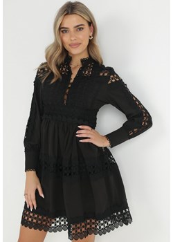 Czarna Sukienka z Koronką i Guzikami przy Dekolcie Thompson ze sklepu Born2be Odzież w kategorii Sukienki - zdjęcie 149066245
