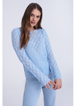 Błękitny sweter zdobiony ażurowym splotem ze sklepu Greenpoint.pl w kategorii Swetry damskie - zdjęcie 149075755