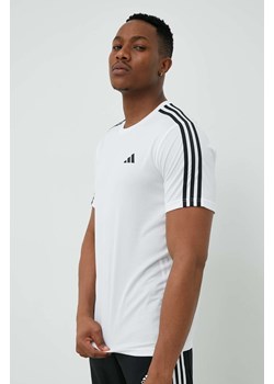 adidas Performance t-shirt treningowy Training Essentials kolor biały z aplikacją IB8151 ze sklepu ANSWEAR.com w kategorii T-shirty męskie - zdjęcie 149089566