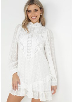 Biała Ażurowa Sukienka Mini ze Stójką i Falbankami Ranones ze sklepu Born2be Odzież w kategorii Sukienki - zdjęcie 149390417