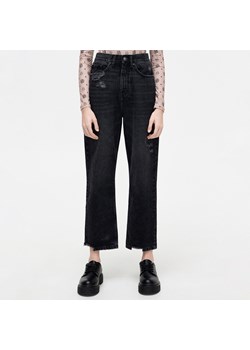 Cropp - Czarne jeansy straight z postrzępioną nogawką - Czarny ze sklepu Cropp w kategorii Jeansy damskie - zdjęcie 149463489