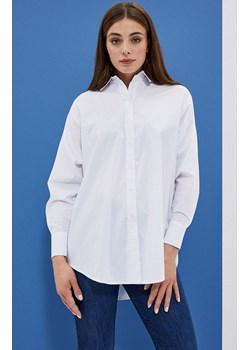 Luźna koszula z kołnierzykiem w kolorze białym 4002, Kolor biały, Rozmiar L, Moodo ze sklepu Primodo w kategorii Koszule damskie - zdjęcie 149521048