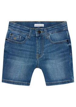 Calvin Klein Jeans Szorty jeansowe IB0IB00770 Granatowy Regular Fit ze sklepu MODIVO w kategorii Spodenki chłopięce - zdjęcie 149722699