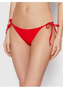 Guess Dół od bikini E02O21 LY00K Czerwony ze sklepu MODIVO w kategorii Stroje kąpielowe - zdjęcie 149929466