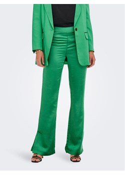 ONLY Spodnie materiałowe Paige-Mayra 15275725 Zielony Flare Fit ze sklepu MODIVO w kategorii Spodnie damskie - zdjęcie 150277078