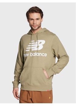 New Balance Bluza Essentials Stacked Logo MT03558 Zielony Relaxed Fit ze sklepu MODIVO w kategorii Bluzy męskie - zdjęcie 150309068