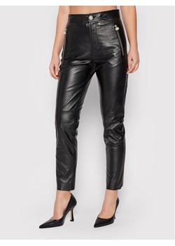 Custommade Spodnie skórzane Phoebe 999418510 Czarny Regular Fit ze sklepu MODIVO w kategorii Spodnie damskie - zdjęcie 150375905