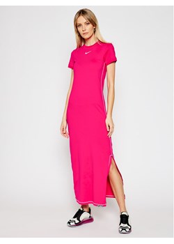 Nike Sukienka codzienna Icon Clash DC5290 Różowy Tight Fit ze sklepu MODIVO w kategorii Sukienki - zdjęcie 150430957