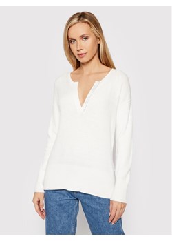 Calvin Klein Sweter Essential K20K203204 Biały Regular Fit ze sklepu MODIVO w kategorii Swetry damskie - zdjęcie 150501076