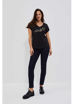 T-shirt z napisem w kolorze złotym czarny ze sklepu Moodo.pl w kategorii Bluzki damskie - zdjęcie 150644288