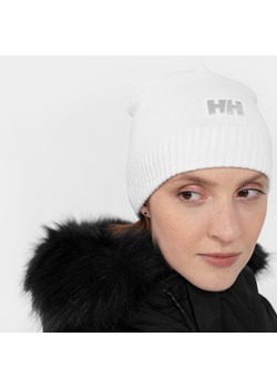 Czapka zimowa uniseks HELLY HANSEN BRAND BEANIE - biała ze sklepu Sportstylestory.com w kategorii Czapki zimowe damskie - zdjęcie 150654296