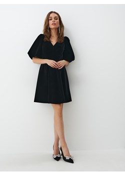Mohito - Czarna sukienka mini z bufiastymi rękawami - Czarny ze sklepu Mohito w kategorii Sukienki - zdjęcie 150661285