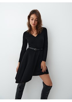 Mohito - Czarna sukienka mini z dekoltem V - Czarny ze sklepu Mohito w kategorii Sukienki - zdjęcie 150661577