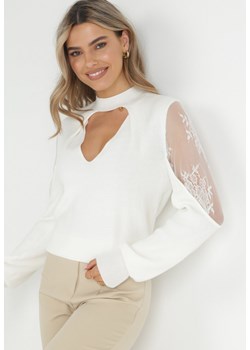 Biały Sweter z Golfem i Wycięciem przy Dekolcie Jaaziel ze sklepu Born2be Odzież w kategorii Swetry damskie - zdjęcie 150665157