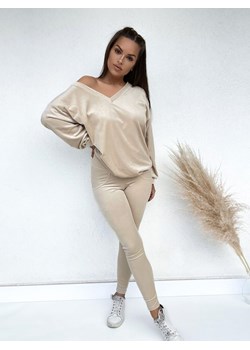 BLUZA WELUROWA W SEREK ONE SIZE POLSKI PRODUCENT MIELCZARKOWSKI -  JASNY BEŻ ze sklepu STYLOWO w kategorii Bluzy damskie - zdjęcie 150710397