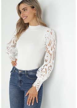 Biały Sweter z Prążkowanej Dzianiny z Koronkowymi Rękawami Victoriah ze sklepu Born2be Odzież w kategorii Swetry damskie - zdjęcie 150720416