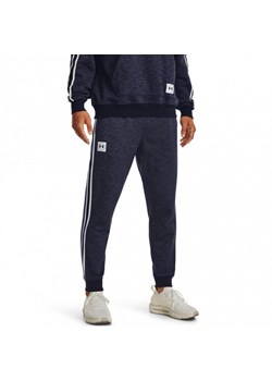 Męskie spodnie dresowe UNDER ARMOUR UA Essential Heritge Fleece Jogger ze sklepu Sportstylestory.com w kategorii Spodnie męskie - zdjęcie 150756287