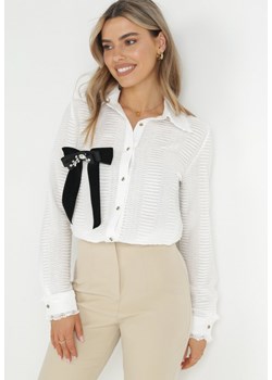 Biała Koszula z Prążkowanej Tkaniny z Ozdobną Broszką z Cyrkoniami Ahmira ze sklepu Born2be Odzież w kategorii Koszule damskie - zdjęcie 150807975