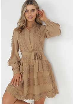 Ciemnobeżowa Sukienka Koszulowa z Wiązanym Paskiem i Ażurowymi Taśmami Dimi ze sklepu Born2be Odzież w kategorii Sukienki - zdjęcie 150881286