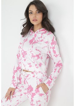 Różowa Krótka Bluza z Kapturem i Wzorem Tie-dye Kalyna ze sklepu Born2be Odzież w kategorii Bluzy damskie - zdjęcie 151015046
