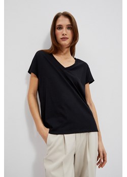 Bawełniana bluzka z dekoltem w serek z krótkim rękawem czarna ze sklepu Moodo.pl w kategorii Bluzki damskie - zdjęcie 151044367