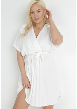 Biała Sukienka z Kopertowym Dekoltem Wiązanym Paskiem i Gumką w Pasie Vung ze sklepu Born2be Odzież w kategorii Sukienki - zdjęcie 151049957
