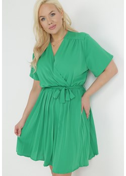 Zielona Sukienka z Kopertowym Dekoltem Wiązanym Paskiem i Gumką w Pasie Vung ze sklepu Born2be Odzież w kategorii Sukienki - zdjęcie 151049975