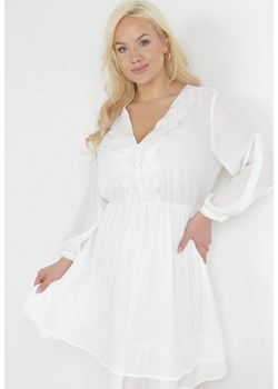 Biała Rozkloszowana Sukienka Mini z Ozdobnym Dekoltem i Gumką w Pasie Braely ze sklepu Born2be Odzież w kategorii Sukienki - zdjęcie 151050089