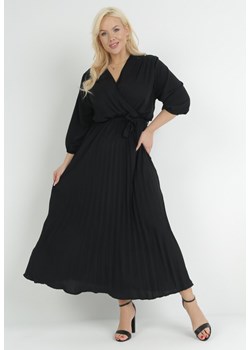 Czarna Plisowana Sukienka Maxi z Kopertowym Dekoltem i Wiązaniem w Talii Lariah ze sklepu Born2be Odzież w kategorii Sukienki - zdjęcie 151050196