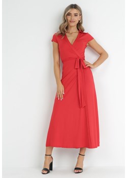 Czerwona Sukienka Maxi o Kopertowym Kroju z Wiązaniem i Kołnierzykiem Caleb ze sklepu Born2be Odzież w kategorii Sukienki - zdjęcie 151104257