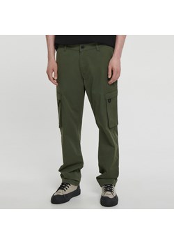 Cropp - Zielone spodnie straight cargo - zielony ze sklepu Cropp w kategorii Spodnie męskie - zdjęcie 151126689