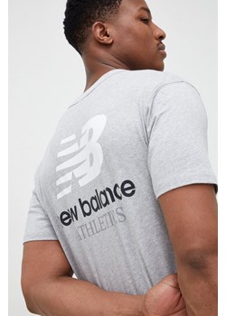 New Balance t-shirt bawełniany kolor szary z nadrukiem MT31504AG-4AG ze sklepu ANSWEAR.com w kategorii T-shirty męskie - zdjęcie 151145879