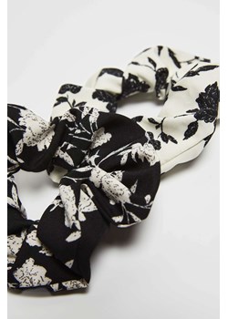 Zestaw dwóch gumek do włosów ze wzorem kwiatów czarny ze sklepu Moodo.pl w kategorii Gumki do włosów - zdjęcie 151334227
