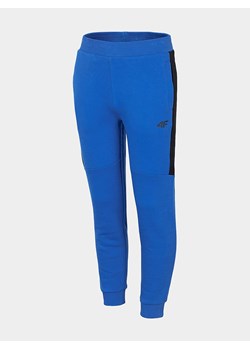 4F Spodnie dresowe w kolorze niebieskim ze sklepu Limango Polska w kategorii Spodnie chłopięce - zdjęcie 151338936