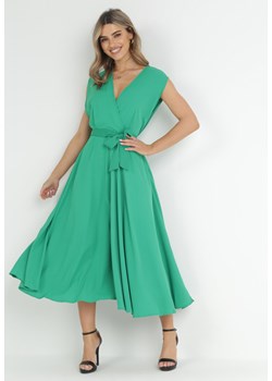 Zielona Sukienka Maxi z Materiałowym Paskiem i Kopertowym Dekoltem Istilla ze sklepu Born2be Odzież w kategorii Sukienki - 