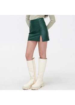 Cropp - Ciemnozielona spódnica z imitacji skóry - zielony ze sklepu Cropp w kategorii Spódnice - zdjęcie 152015026