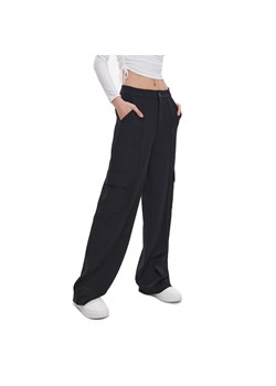 Cropp - Czarne spodnie z kieszeniami cargo - Czarny ze sklepu Cropp w kategorii Spodnie damskie - zdjęcie 152319438