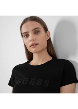 Damski t-shirt z nadrukiem GUESS AMICE SS REGULAR T-SHIRT ze sklepu Sportstylestory.com w kategorii Bluzki damskie - zdjęcie 152338249