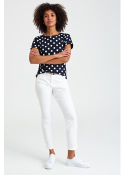Spodnie "chino" w białym kolorze ze sklepu Greenpoint.pl w kategorii Spodnie damskie - zdjęcie 152395369