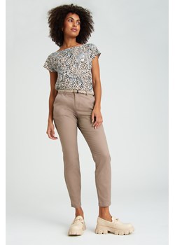 Beżowe spodnie typu "chino" z plecionym paskiem ze sklepu Greenpoint.pl w kategorii Spodnie damskie - zdjęcie 152395379