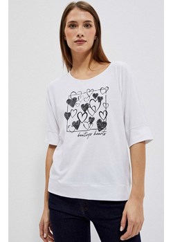 Bawełniana bluzka damska z nadrukiem w serca 4030, Kolor biały, Rozmiar 2XL, Moodo ze sklepu Primodo w kategorii Bluzki damskie - zdjęcie 152414569