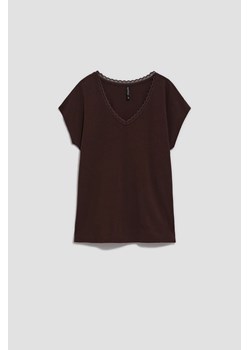 T-shirt z dekoltem w serek ciemnbrązowy ze sklepu Moodo.pl w kategorii Bluzki damskie - zdjęcie 152423109