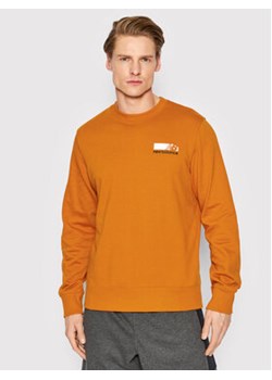 New Balance Bluza Crew MT13906 Pomarańczowy Regular Fit ze sklepu MODIVO w kategorii Bluzy męskie - zdjęcie 152501177