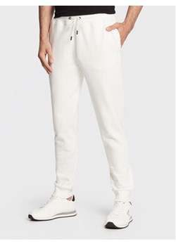 Guess Spodnie dresowe Aldwin Z2YB22 K9V31 Beżowy Regular Fit ze sklepu MODIVO w kategorii Spodnie męskie - zdjęcie 152502838