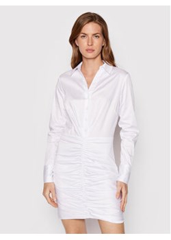 Guess Sukienka koszulowa Dominique W2YK84 WE2Q0 Biały Regular Fit ze sklepu MODIVO w kategorii Sukienki - zdjęcie 152504078