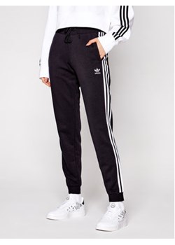 adidas Spodnie dresowe Cuffed GD2255 Czarny Slim Fit ze sklepu MODIVO w kategorii Spodnie damskie - zdjęcie 152524029