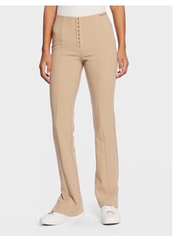 Calvin Klein Jeans Spodnie materiałowe J20J220529 Beżowy Slim Fit ze sklepu MODIVO w kategorii Spodnie damskie - zdjęcie 152533349